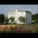 Eines der fensterlosen Gebäude, in denen Salanganen ihre Nester bauen sollen, die dann vorwiegend nach China exportiert werden, wo sie zur in Deutschland fälschlicherweise als Schwalbennestsuppe bezeichneten Vorspeise zubereitet werden